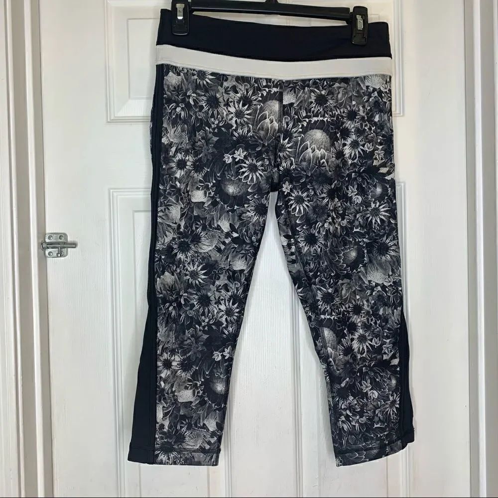 Lululemon Up The Pace Crops Black & White Flowabunga Size 6